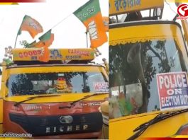 নির্বাচনের জন্য ব্যবহৃত পুলিশ লেখা গাড়িতে বিজেপির পতাকা, ভাইরাল ভিডিও