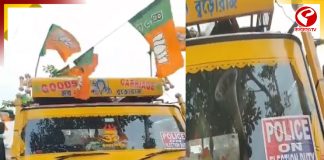 নির্বাচনের জন্য ব্যবহৃত পুলিশ লেখা গাড়িতে বিজেপির পতাকা, ভাইরাল ভিডিও