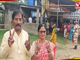 সাধারণ ভোটের লাইনে দাঁড়িয়ে সপরিবারে ভোট দিলেন জগন্নাথ সরকার