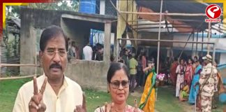 সাধারণ ভোটের লাইনে দাঁড়িয়ে সপরিবারে ভোট দিলেন জগন্নাথ সরকার