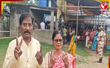 সাধারণ ভোটের লাইনে দাঁড়িয়ে সপরিবারে ভোট দিলেন জগন্নাথ সরকার