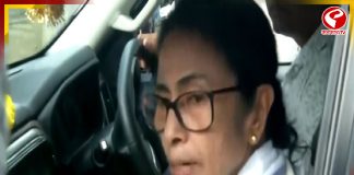 ‘আমি এখনও চেয়ারে আছি, ভোটের দিন রণংদেহি মূর্তিতে মমতা