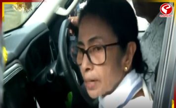 ‘আমি এখনও চেয়ারে আছি, ভোটের দিন রণংদেহি মূর্তিতে মমতা