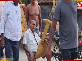 অসুস্থ ও প্রতিবন্ধী ভোটারকে ‘দোলনা’য় চাপিয়ে বুথে নিয়ে এলেন গ্রামবাসীরা
