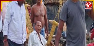 অসুস্থ ও প্রতিবন্ধী ভোটারকে ‘দোলনা’য় চাপিয়ে বুথে নিয়ে এলেন গ্রামবাসীরা