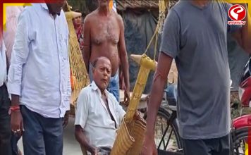 অসুস্থ ও প্রতিবন্ধী ভোটারকে ‘দোলনা’য় চাপিয়ে বুথে নিয়ে এলেন গ্রামবাসীরা