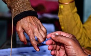 বিদ্যুৎই নেই কলকাতার ১০০-র বেশি বুথে, কড়া নির্দেশ কমিশনের