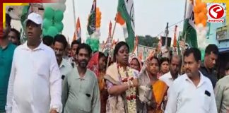 কেশপুরে গোষ্ঠীকোন্দল নেই, মনোনয়ন জমা দিতে এসে বুঝিয়ে দিলেন তৃণমূল প্রার্থী