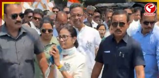 মনোনয়ন জমা দিতে কালীঘাটের বাড়ি থেকে বেরোলেন মমতা বন্দ্যোপাধ্যায়