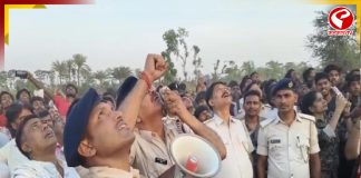 চাঞ্চল্যকর ঘটনা বিহারে, হাইটেনশন টাওয়ারে উঠে পড়লেন প্রেমিকা! কারণ কী?