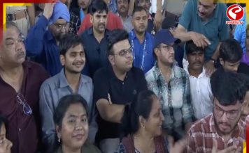 ভিআইপি বক্স ছেড়ে সাধারণ দর্শকের মাঝে, ভাইরাল শাহ-সৌরভের ছবি