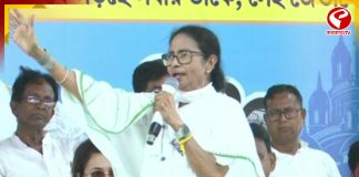 ‘কেন্দ্রীয় বাহিনীকে দায়িত্ব দেওয়া হয়েছে ইভিএম লুট করার’, অভিযোগ মমতা’র