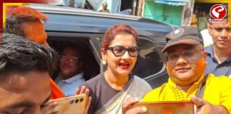 বিজেপি সমর্থকদের সঙ্গে সৌজন্য বিনিময় রচনার! ভোটগ্রহণের দিন তুললেন সেলফিও