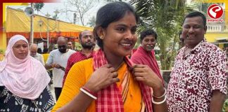 গোবর ছড়িয়ে ‘শুদ্ধিকরণ’, রেখা পাত্রকে সঙ্গে নিয়ে ব্যতিক্রমী বিজয় উৎসব বিজেপির