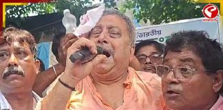 চণ্ডীতলা থানায় ডেপুটেশন দিতে যাওয়ার পথে বিক্ষোভের মুখে কল্যাণ! ঢিল লেগে মাথায় চোট পেয়ে পড়ে গেলেন সাংসদ