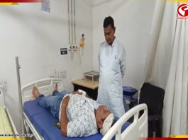 আহত তৃণমূল কর্মীকে নিয়ে হাসপাতালে বিদায়ী মন্ত্রী স্বপন দেবনাথ