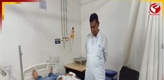 পূর্বস্থলীর তৃণমূল-বিজেপি সংঘর্ষের জেরে আহত তৃণমূল কর্মীকে নিয়ে হাসপাতালে বিদায়ী মন্ত্রী স্বপন দেবনাথ