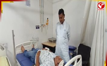 আহত তৃণমূল কর্মীকে নিয়ে হাসপাতালে বিদায়ী মন্ত্রী স্বপন দেবনাথ