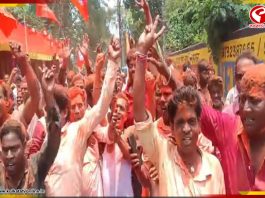 এক দুই জায়গা থেকে জয়ের খবর আসতেই উচ্ছ্বাস বিজেপি কর্মীদের মধ্যে