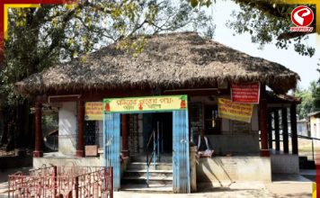 পাঁঠার গলায় তিন বিধায়কের ছবি ঝুলিয়ে মন্দিরে হাজির তৃণমূলের প্রাক্তন বিধায়ক