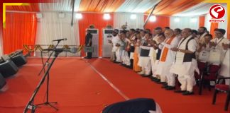 ব্রিগেডের মঞ্চ থেকে বাংলার মানুষকে হাঁটু গেড়ে প্রণাম প্রধানমন্ত্রীর