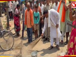 ঝাঁটা হাতে সাঁইথিয়ার রাস্তায় কৃষ্ণকান্ত সাহা, পরিষ্কার অভিযানে বিধায়ক
