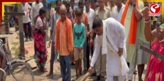 ঝাঁটা হাতে সাঁইথিয়ার রাস্তায় কৃষ্ণকান্ত সাহা, পরিষ্কার অভিযানে বিধায়ক