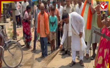 ঝাঁটা হাতে সাঁইথিয়ার রাস্তায় কৃষ্ণকান্ত সাহা, পরিষ্কার অভিযানে বিধায়ক