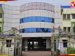 ফলপ্রকাশের আগে স্ট্রং রুমের পাহারায় তৃণমূল-বিজেপি কর্মীরা
