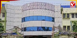 ফলপ্রকাশের আগে স্ট্রং রুমের পাহারায় তৃণমূল-বিজেপি কর্মীরা