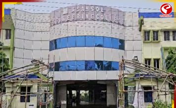 ফলপ্রকাশের আগে স্ট্রং রুমের পাহারায় তৃণমূল-বিজেপি কর্মীরা