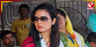 মহুয়াকে দেখে বিমানে ‘চোর’ স্লোগান যাত্রীদের!