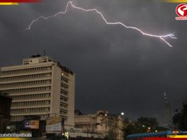 দুপুরেই কলকাতায় নেমে এল রাত, প্রবল বৃষ্টি দক্ষিণবঙ্গজুড়ে