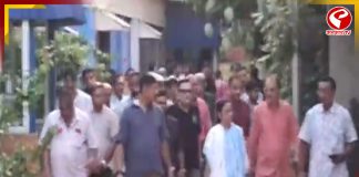 পায়ে হেঁটে অভিষেককে দেখতে বাড়িতে গেলেন মমতা