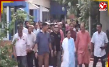 পায়ে হেঁটে অভিষেককে দেখতে বাড়িতে গেলেন মমতা