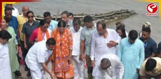 ঝাঁটা হাতে গঙ্গাঘাট সাফাইয়ে মুখ্যমন্ত্রী! পরিচ্ছন্নতা অভিযানে শুভেন্দুর সঙ্গী অগ্নিমিত্রা, তাপস