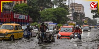ভারীবৃষ্টিতে বিপর্যস্ত কলকাতা, জলমগ্ন শহরের গুরুত্বপূর্ণ রাস্তা