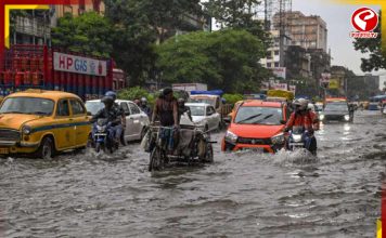ভারীবৃষ্টিতে বিপর্যস্ত কলকাতা, জলমগ্ন শহরের গুরুত্বপূর্ণ রাস্তা