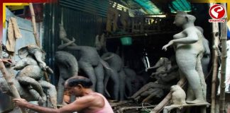 রথের আগেই কাটল কুমোরটুলির দুশ্চিন্তা, মুখ্যমন্ত্রীর হস্তক্ষেপে পৌঁছল প্রতিমা তৈরির মাটি