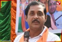 জলমগ্ন বরানগরে ত্রাণ নিয়ে বিধায়ক সজল ঘোষ