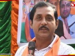 জলমগ্ন বরানগরে ত্রাণ নিয়ে বিধায়ক সজল ঘোষ