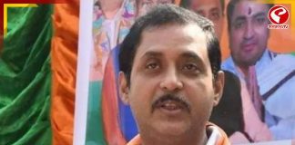 জলমগ্ন বরানগরে ত্রাণ নিয়ে বিধায়ক সজল ঘোষ