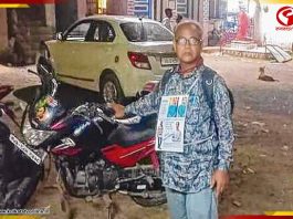 ৩ মাস ধরে নিখোঁজ মেয়ে, গলায় প্ল্যাকার্ড ঝুলিয়ে পথে পথে খুঁজছেন বাবা