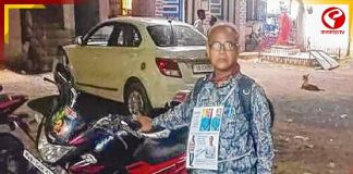 ৩ মাস ধরে নিখোঁজ মেয়ে, গলায় প্ল্যাকার্ড ঝুলিয়ে পথে পথে খুঁজছেন বাবা