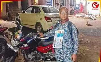 ৩ মাস ধরে নিখোঁজ মেয়ে, গলায় প্ল্যাকার্ড ঝুলিয়ে পথে পথে খুঁজছেন বাবা