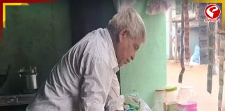 ‘আমার ছেলে হয়ে গিয়েছে জনগণের ছেলে’, এখনও চা-চপ বিক্রী করেই দিন কাটাচ্ছেন বিধায়কের বাবা