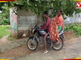 শববাহী গাড়ি না মেলায় স্ত্রীর দেহ বাইকে চাপিয়ে বাড়ি, ওড়িশার ঘটনায় তীব্র ক্ষোভ