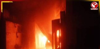 রিপন স্ট্রিটে গ্যারেজে ভয়াবহ আগুন, ধোঁয়ায় ঢাকল এলাকা!