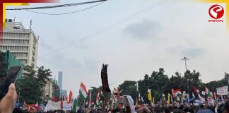 ধর্মতলায় বিক্ষোভ ঘিরে উত্তেজনা, পুলিশের সঙ্গে ধস্তাধস্তি, জুতো-বোতল ছোড়ার অভিযোগ