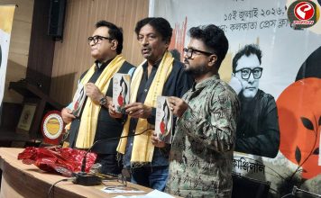 ‘আমি নারী ও অন্যান্য প্রসঙ্গ’ কাব্যগ্রন্থ উন্মোচন করলেন চিত্রপরিচালক গৌতম ঘোষ